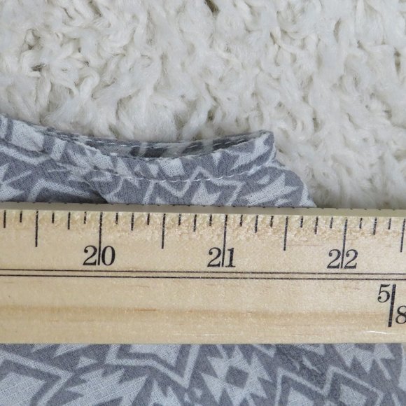 Xhilaration*Women's Cold Shoulder Long Sleeve Key Hole Back Curved Hem Blouse~ M - Picture 6 of 8